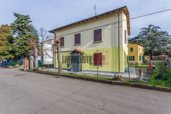 casa indipendente in vendita a Reggio nell'Emilia in zona Belvedere