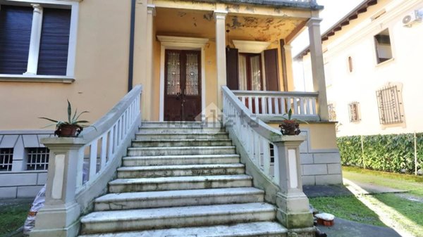 appartamento in vendita a Reggio nell'Emilia in zona Città Storica