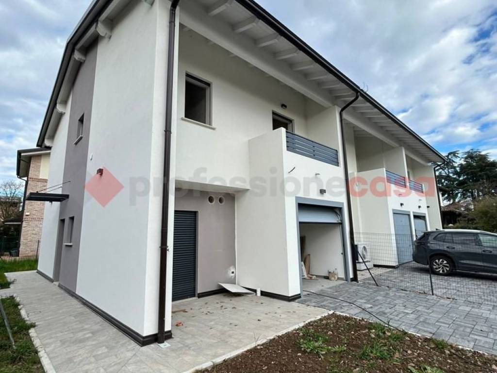 casa indipendente in vendita a Reggio nell'Emilia