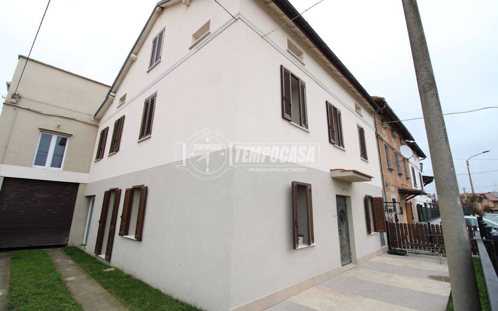 casa indipendente in vendita a Reggio nell'Emilia in zona Sesso