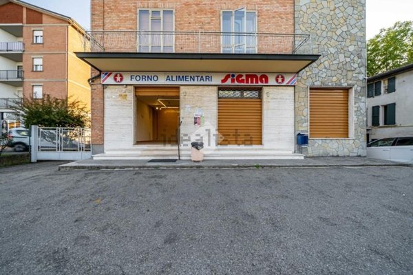 locale commerciale in vendita a Reggio nell'Emilia in zona Pieve Modolena