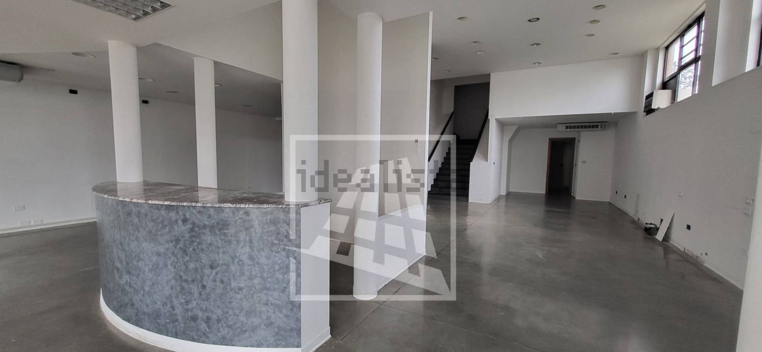 locale commerciale in vendita a Reggio nell'Emilia in zona Ospizio