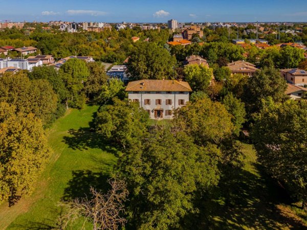 casa indipendente in vendita a Reggio nell'Emilia in zona Città Storica