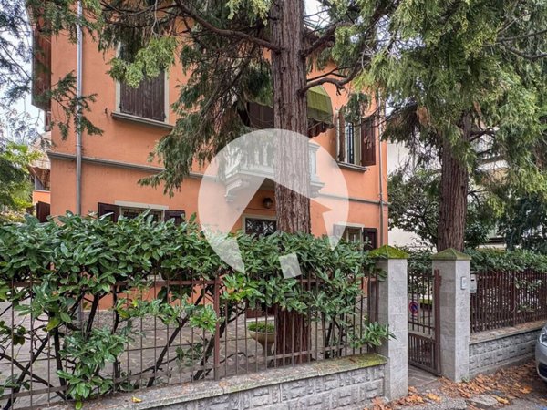 casa indipendente in vendita a Reggio nell'Emilia in zona Città Storica
