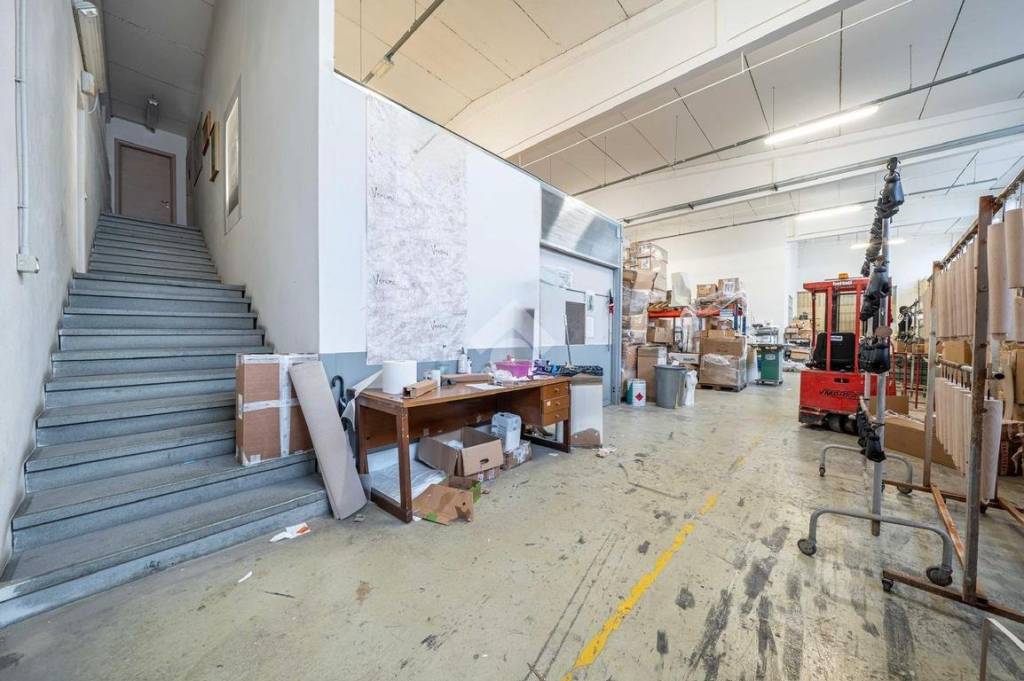 locale commerciale in vendita a Reggio nell'Emilia in zona Mancasale