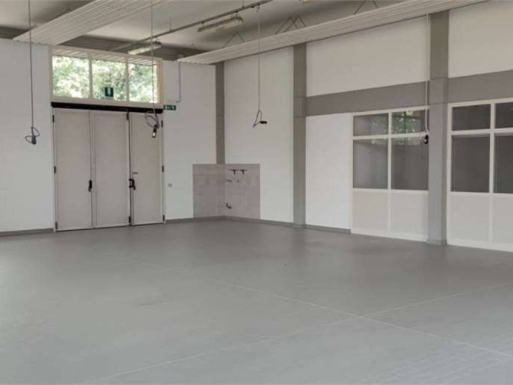 negozio in vendita a Reggio nell'Emilia in zona Rivalta