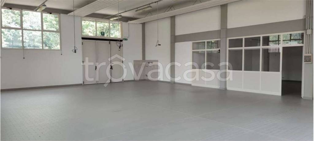 negozio in vendita a Reggio nell'Emilia in zona Rivalta