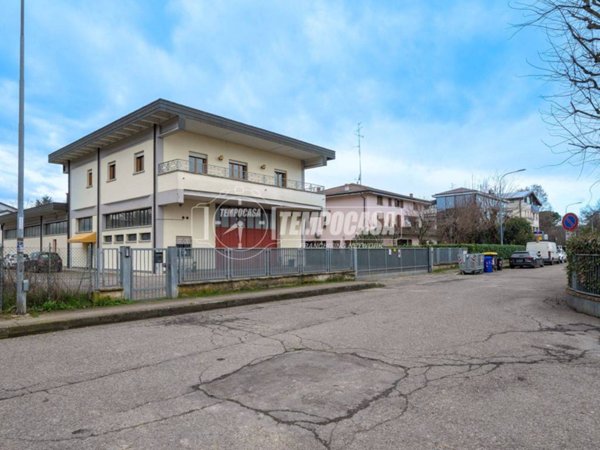 locale commerciale in vendita a Reggio nell'Emilia in zona Baragalla