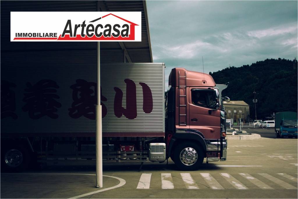 locale commerciale in vendita a Reggio nell'Emilia in zona Codemondo