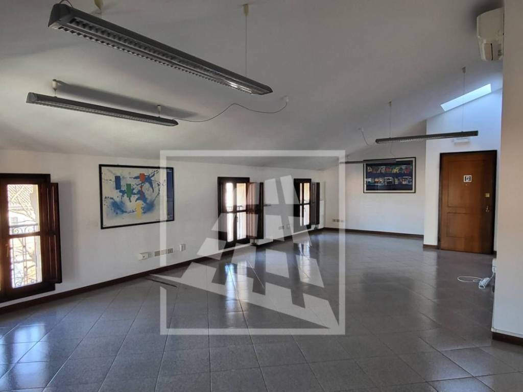 ufficio in vendita a Reggio nell'Emilia in zona Città Storica