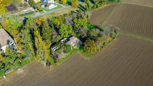 casale in vendita a Reggio nell'Emilia in zona Castellazzo
