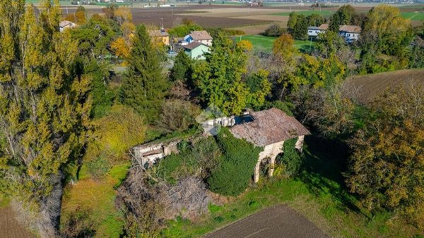 casale in vendita a Reggio nell'Emilia in zona Castellazzo