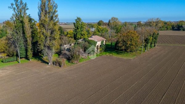 casale in vendita a Reggio nell'Emilia in zona Castellazzo