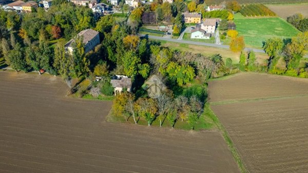 casale in vendita a Reggio nell'Emilia in zona Castellazzo