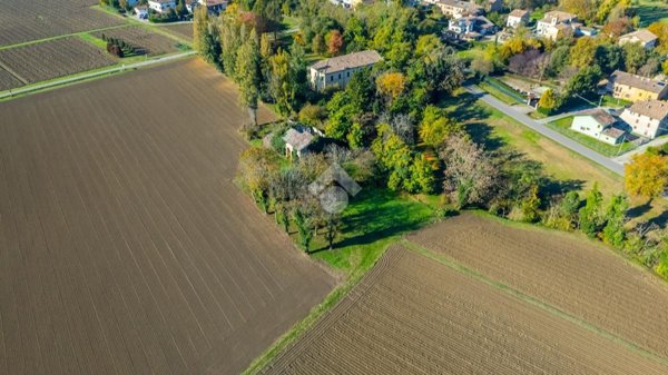 casale in vendita a Reggio nell'Emilia in zona Castellazzo