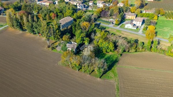 casale in vendita a Reggio nell'Emilia in zona Castellazzo