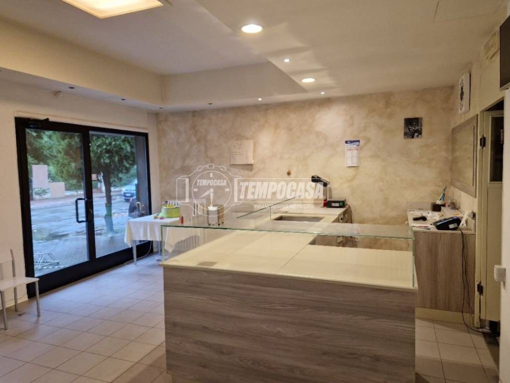 negozio in vendita a Reggio nell'Emilia in zona Regina Pacis