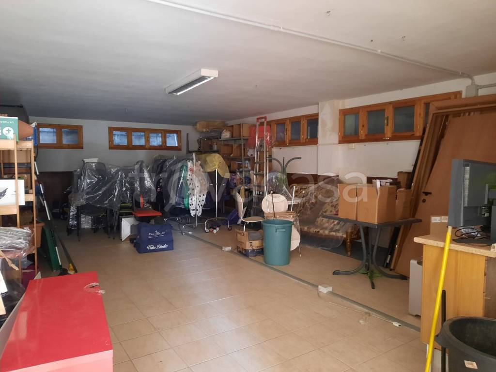 locale commerciale in vendita a Reggio nell'Emilia in zona Buco del Signore