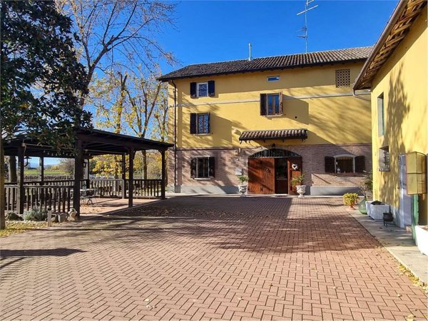 casale in vendita a Reggio nell'Emilia in zona Gavassa