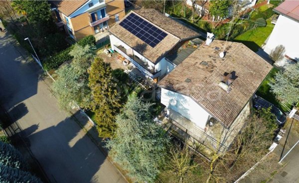 casa indipendente in vendita a Reggio nell'Emilia in zona Orologio