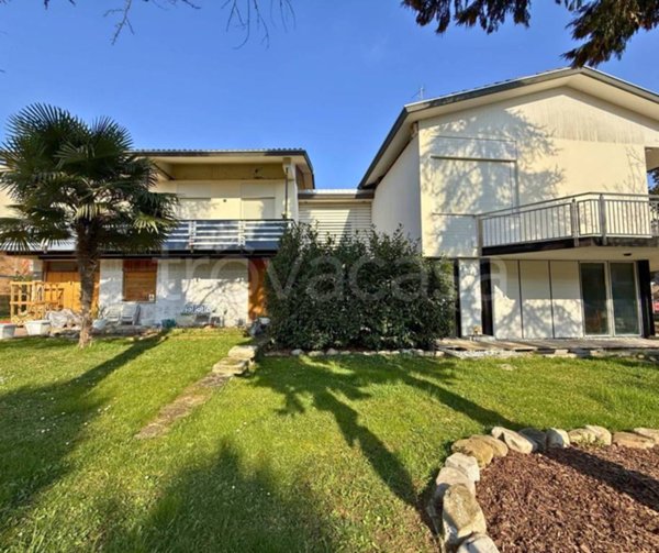 casa indipendente in vendita a Reggio nell'Emilia in zona Orologio
