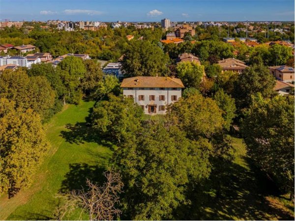 casa indipendente in vendita a Reggio nell'Emilia in zona Città Storica