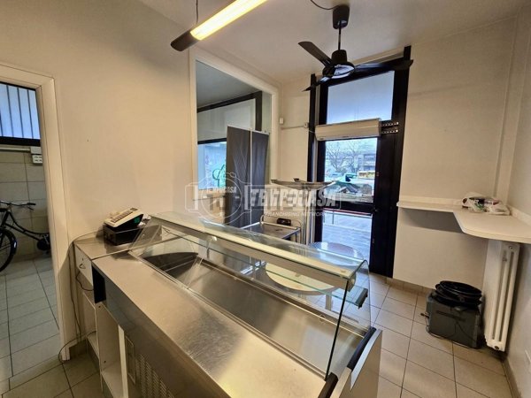 locale commerciale in vendita a Reggio nell'Emilia in zona Regina Pacis