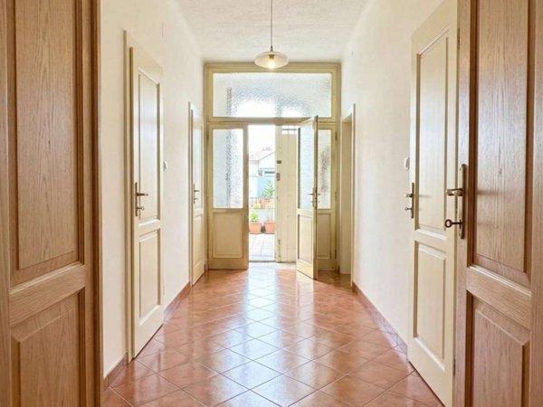 casa indipendente in vendita a Reggio nell'Emilia in zona Città Storica