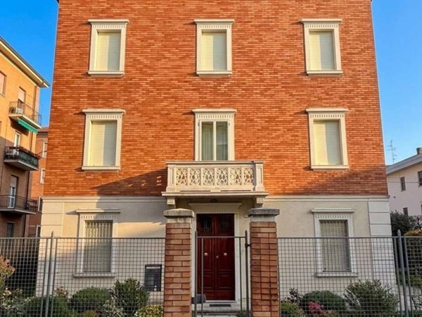 casa indipendente in vendita a Reggio nell'Emilia in zona Città Storica