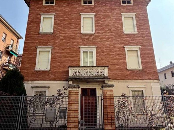 intera palazzina in vendita a Reggio nell'Emilia in zona Città Storica
