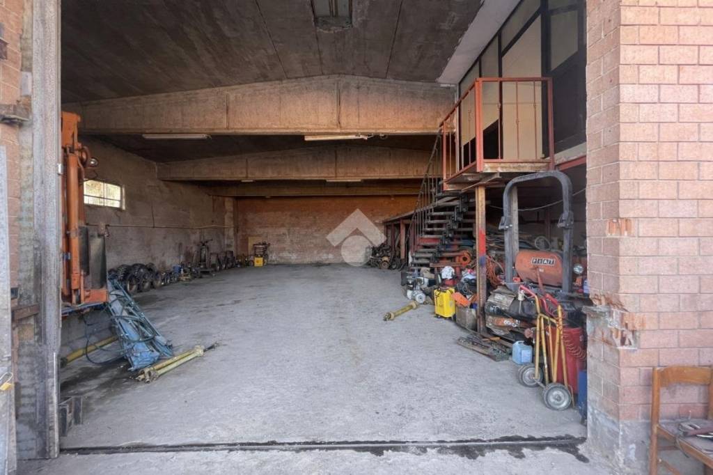 locale commerciale in vendita a Reggio nell'Emilia in zona Gavassa