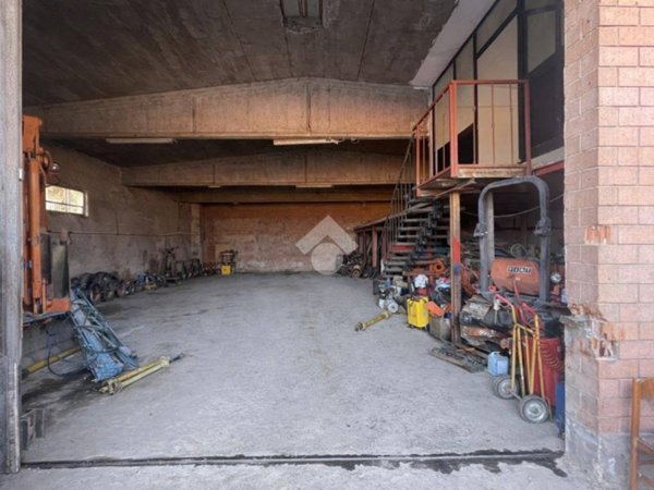 locale commerciale in vendita a Reggio nell'Emilia in zona Gavassa
