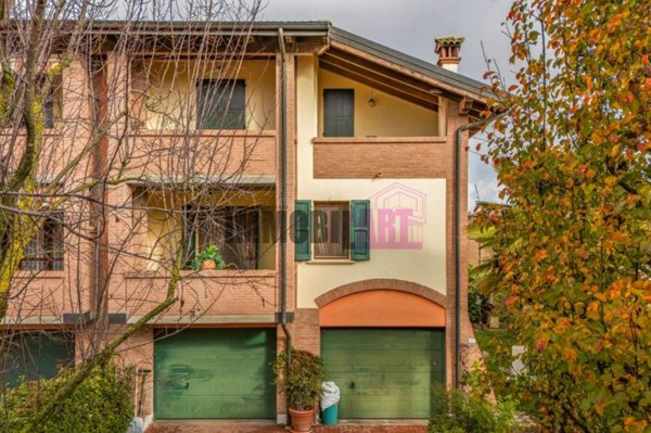casa indipendente in vendita a Reggio nell'Emilia in zona Rivalta
