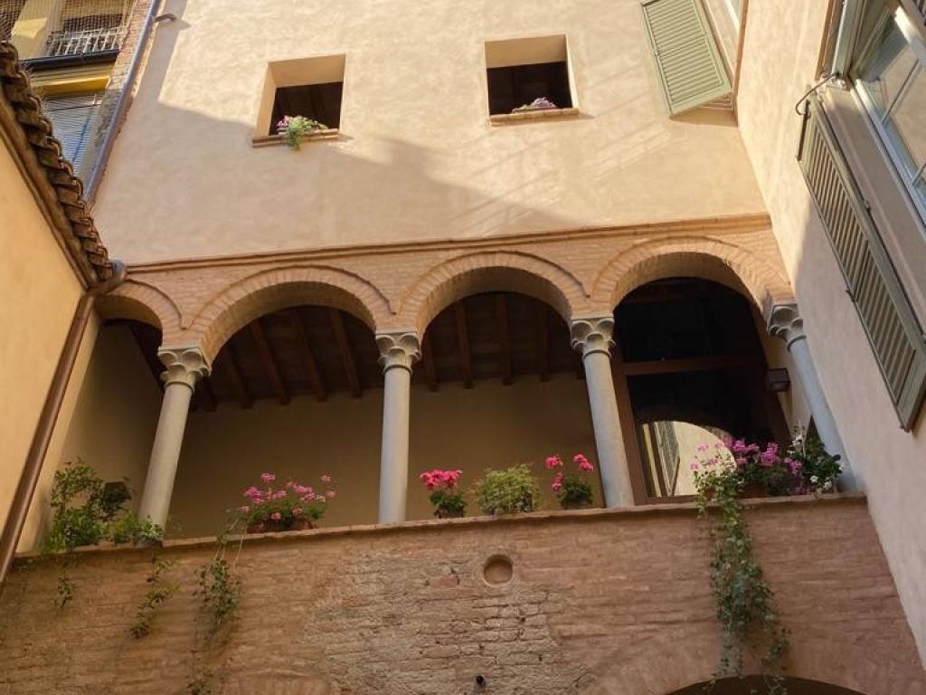 intera palazzina in vendita a Reggio nell'Emilia in zona Città Storica
