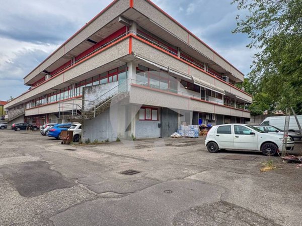 locale commerciale in vendita a Reggio nell'Emilia