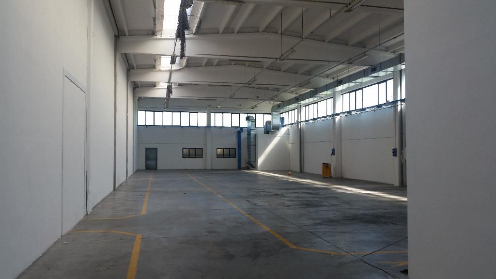 locale commerciale in vendita a Reggio nell'Emilia in zona Pieve Modolena