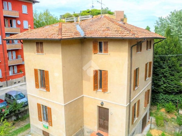 casa indipendente in vendita a Reggio nell'Emilia in zona Città Storica