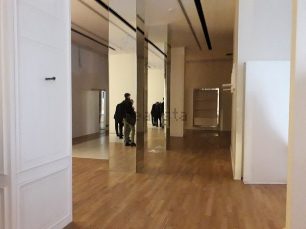 negozio in vendita a Reggio nell'Emilia in zona Città Storica