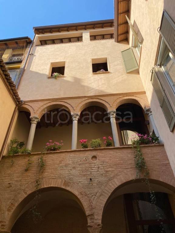 appartamento in vendita a Reggio nell'Emilia in zona Città Storica