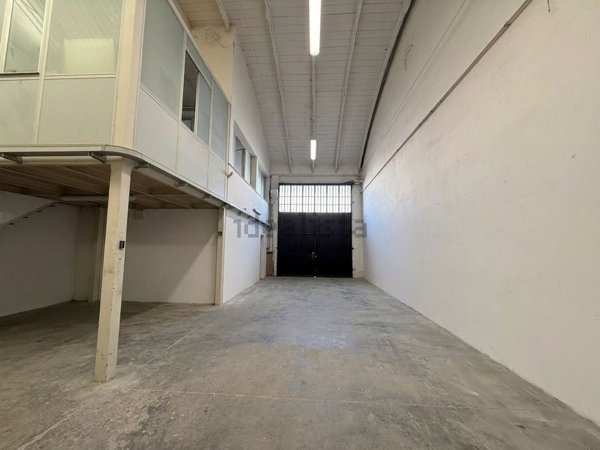 capannone in vendita a Reggio nell'Emilia in zona Baragalla