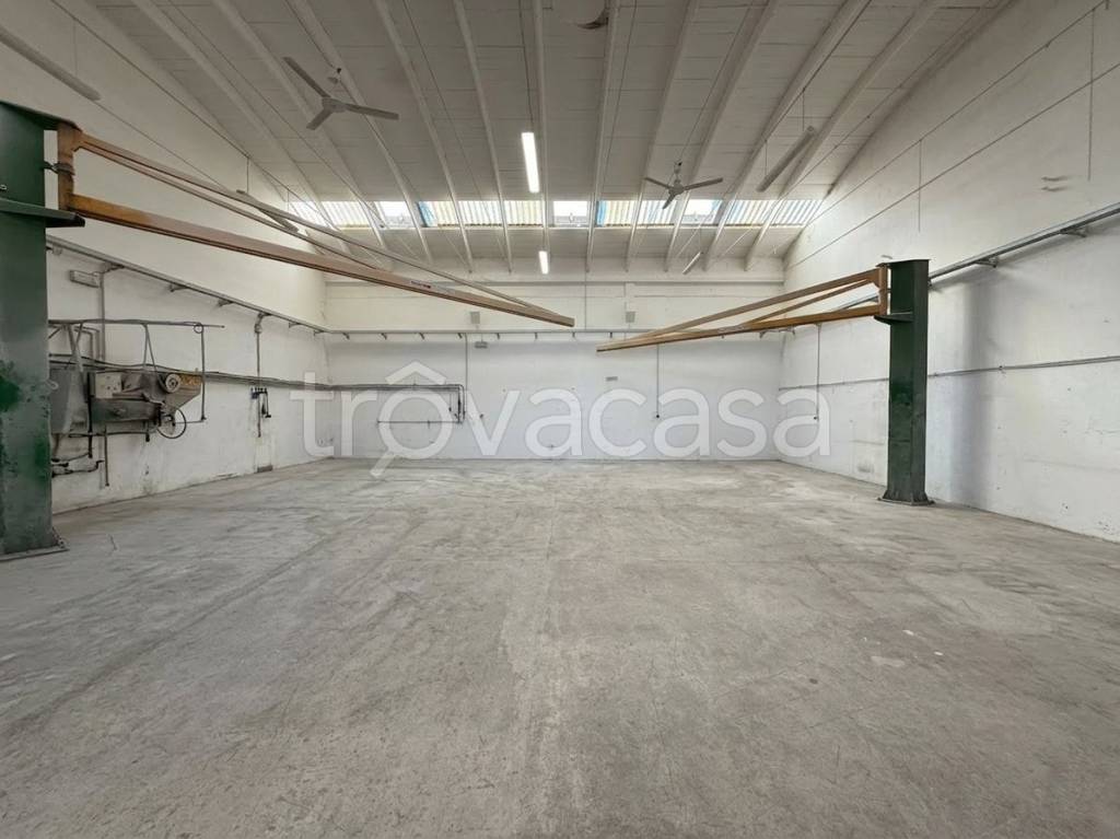 locale commerciale in vendita a Reggio nell'Emilia in zona Roncina