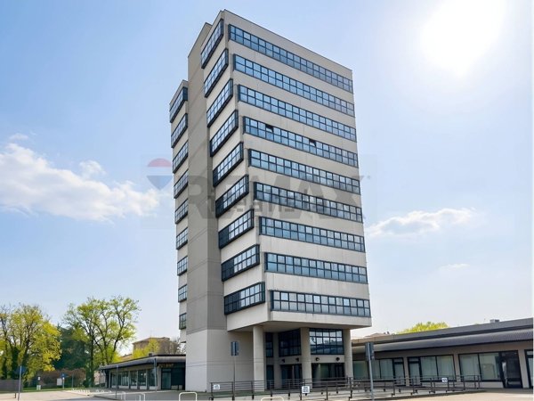 ufficio in vendita a Reggio nell'Emilia in zona Tribunale