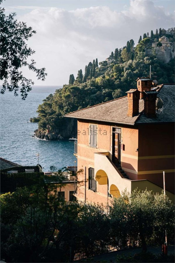 casa indipendente in vendita a Reggio nell'Emilia in zona Città Storica