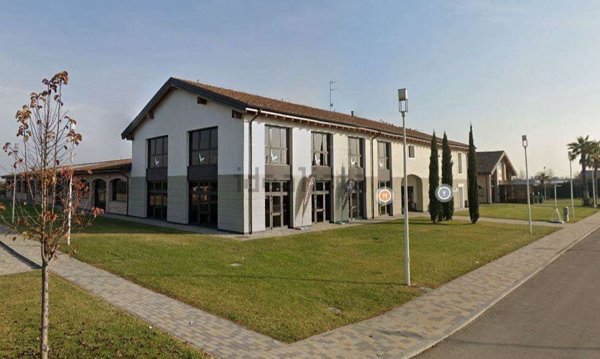 locale commerciale in vendita a Reggio nell'Emilia in zona Cella