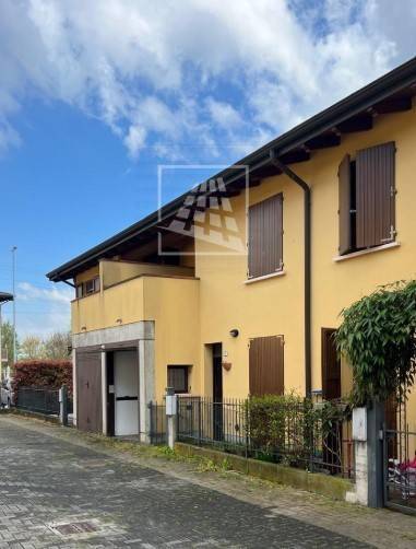 casa indipendente in vendita a Reggio nell'Emilia in zona Mancasale