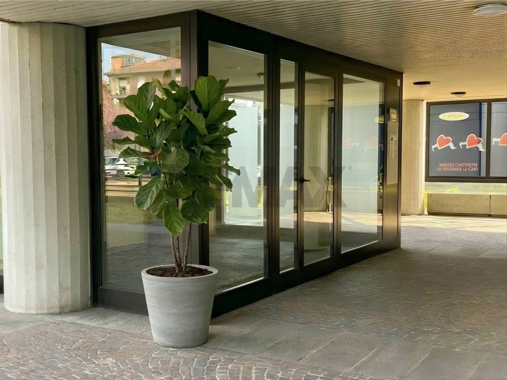 ufficio in vendita a Reggio nell'Emilia in zona Tribunale