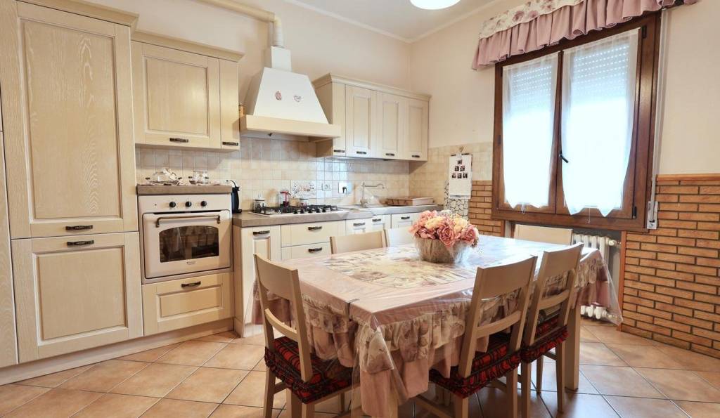 appartamento in vendita a Reggio nell'Emilia in zona Tribunale