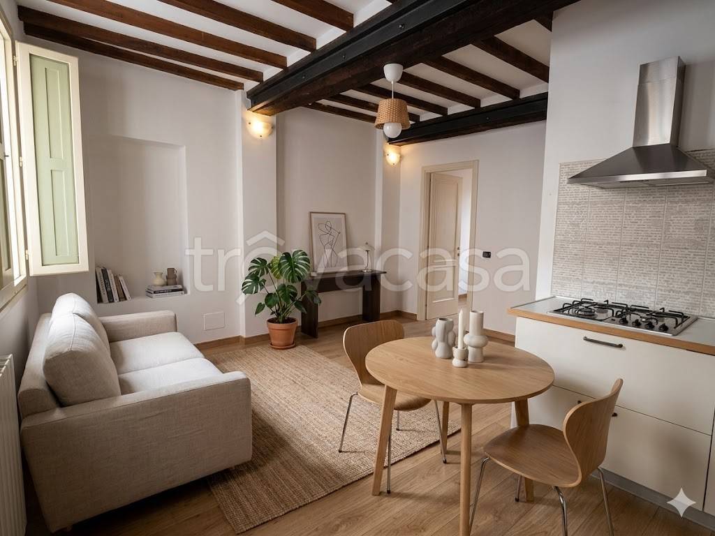 appartamento in vendita a Reggio nell'Emilia in zona Città Storica