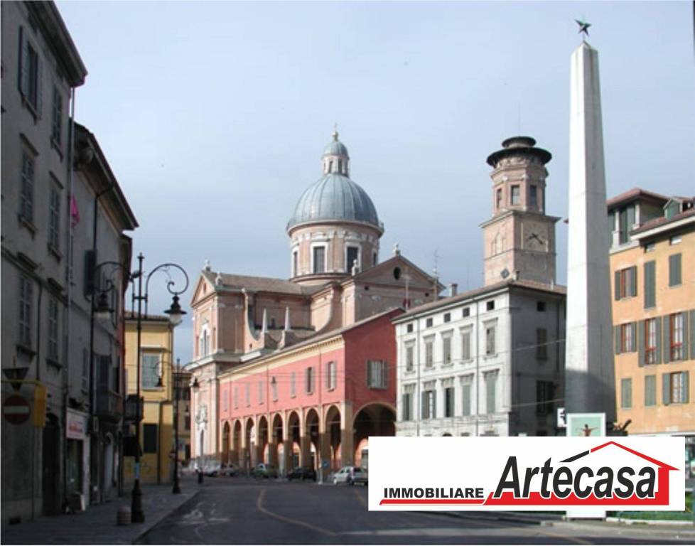 negozio in vendita a Reggio nell'Emilia in zona Città Storica