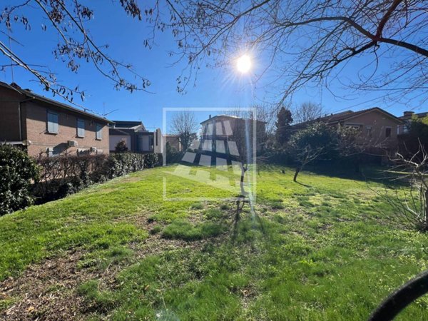 terreno edificabile in vendita a Reggio nell'Emilia in zona Rivalta